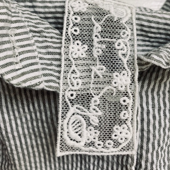 SADIE & SAGE STRIPED CROPPED TIE FRONT SHIRT - Picture 2 of 3